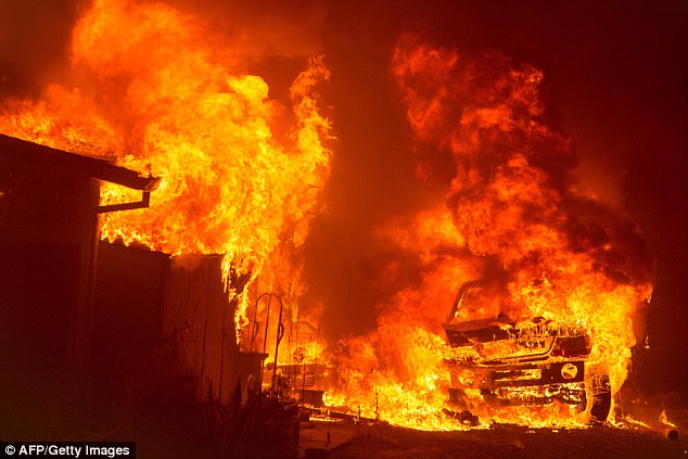 Nhà và phương tiện tại hạt Oroville, bang California bốc cháy dữ dội hôm 8/7. (Ảnh: AFP)