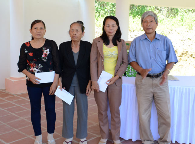 Trường Đảng khu V tặng quà cho các gia đình chính sách khó khăn  ở xã Trà Tân, huyện Bắc Trà My, tỉnh Quảng Nam.