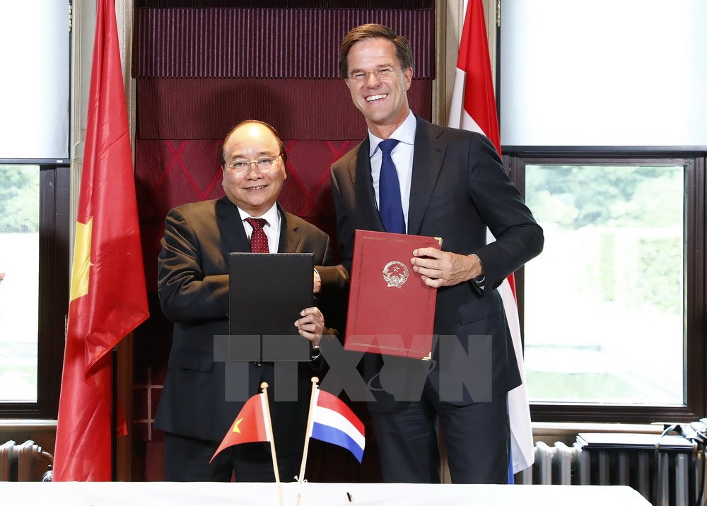 Thủ tướng Nguyễn Xuân Phúc với Thủ tướng Vương quốc Hà Lan Mark Rutte trao tuyên bố chung.