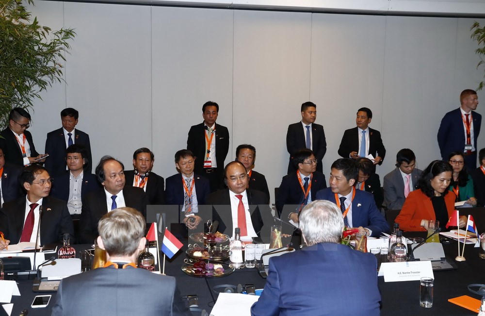 Thủ tướng Nguyễn Xuân Phúc tham dự Hội nghị Doanh nghiệp bàn tròn.