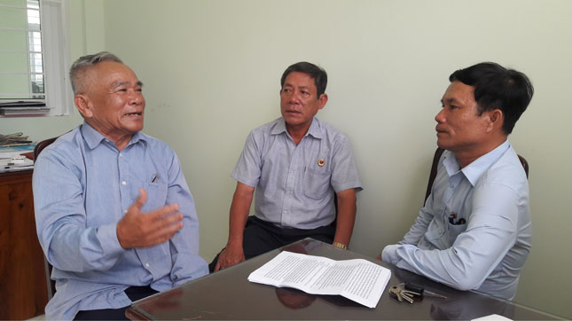 Mr Tranh (left) telling guests about his search for the remains of his comrades over the past 12 years