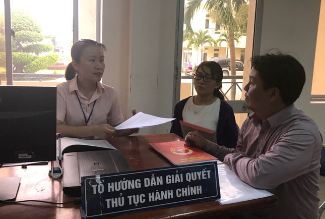 Cán bộ, công chức tổ hướng dẫn giải quyết thủ tục hành chính quận Ngũ Hành Sơn đang hướng dẫn người dân. 