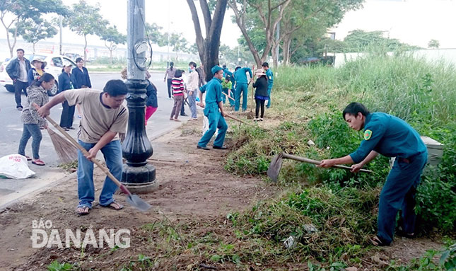 Cán bộ và nhân dân quận Ngũ Hành Sơn tổng dọn vệ sinh môi trường tại các khu đất trống.