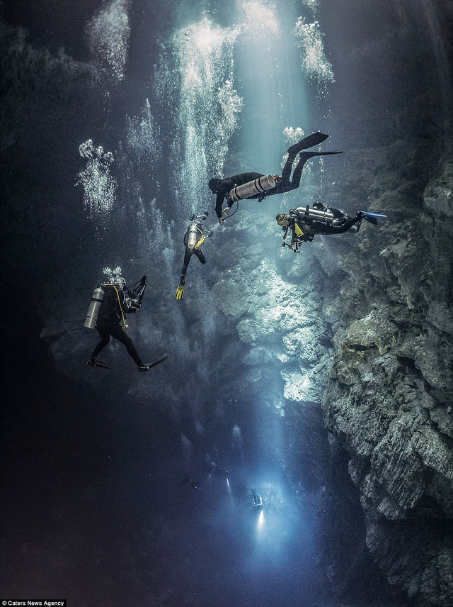 Nhờ luồng ánh sáng tự nhiên, các thợ lặn tìm đường vào hang