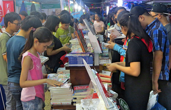 Visitors at the book week (Photo: Internet)