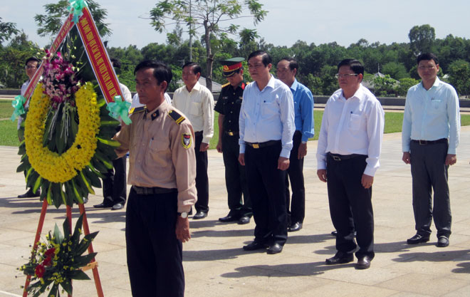 Đoàn đại biểu thành phố Đà Nẵng và tỉnh Quảng Nam đặt vòng hòa, dâng hương tại Nghĩa trang liệt sĩ tỉnh Quảng Nam.  Ảnh: TS