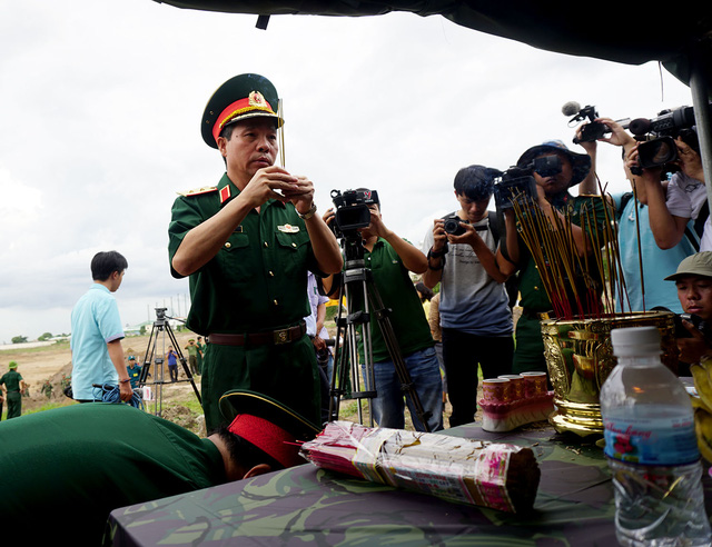 Trung tướng Đỗ Căn - Phó Chủ nhiệm Tổng Cục chính trị Quân đội nhân dân Việt Nam thắp nén nhang tưởng nhớ đến anh linh các liệt sĩ hy sinh trong trận đánh vào sân bay Tân Sơn Nhất năm 1968