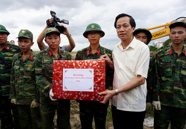Bộ trưởng Đào Ngọc Dung cảm ơn các chiến sĩ đã tích cực tham gia tìm kiếm hài cốt liệt sĩ. Theo ông đây là công việc khó khăn gian khổ nhưng phấn đấu còn manh mối nhỏ nhất cũng làm hết sức mình