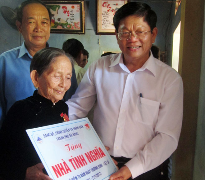  Deputy Secretary Tri (right) and heroic Vietnamese mother Nhan