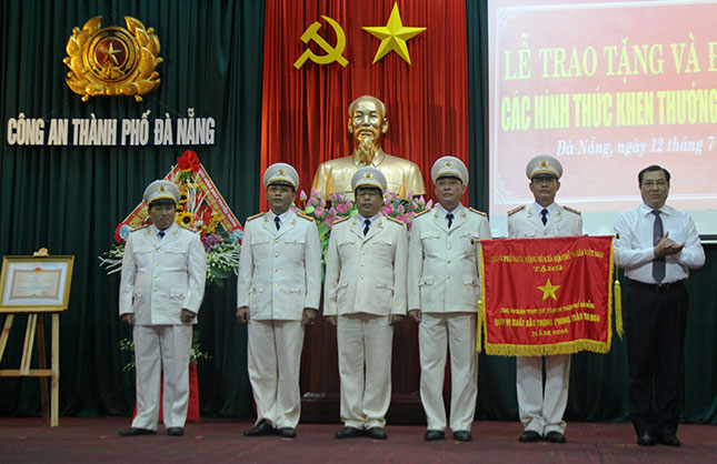 Chairman Tho (1st right) honouring representatives from the Thanh Khe District Police