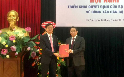 Ông Phạm Minh Chính trao quyết định phân công, bổ nhiệm của Bộ Chính trị cho ông Đoàn Minh Huấn