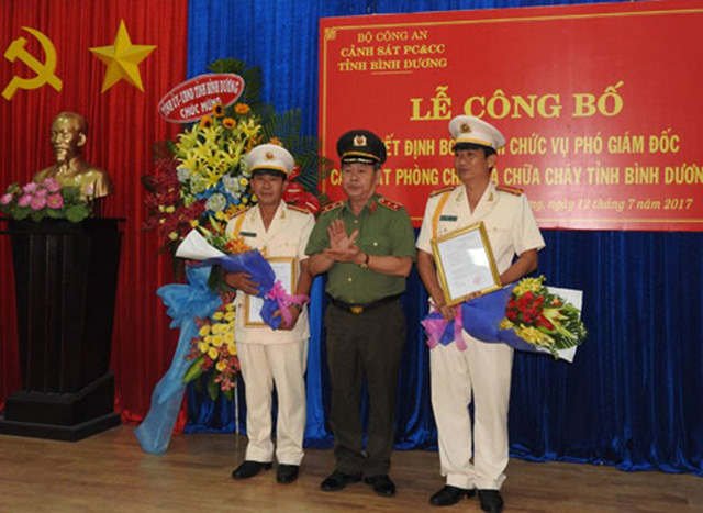Trung tướng Nguyễn Thanh Nam - Phó Tổng cục trưởng Tổng Cục Chính trị, Bộ Công an trao quyết định bổ nhiệm cho 2 phó giám đốc Cảnh sát PCCC tỉnh Bình Dương (ảnh: báo Bình Dương).