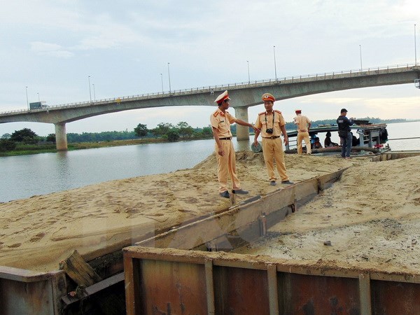Tàu hút cát trái phép trên sông Thu Bồn. (Ảnh: Nguyễn Sơn/TTXVN)