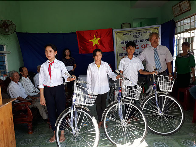 Chi bộ 1 Sơn Thủy, phường Hòa Hải trao quà cho học sinh vượt khó. 