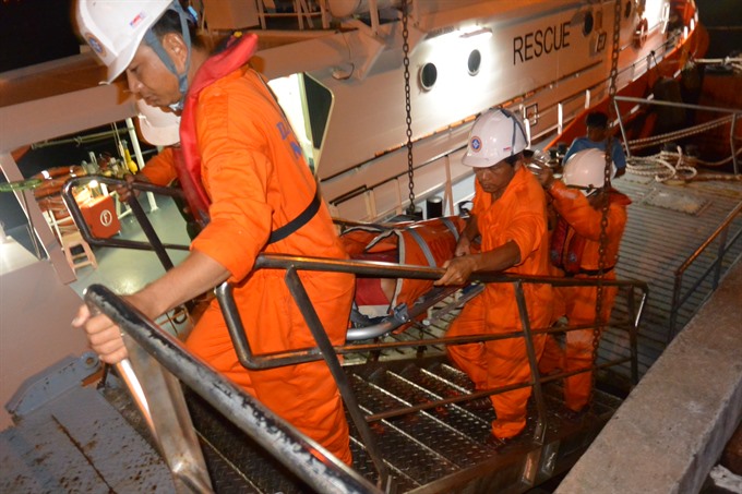 Rescuers carry a victim from a fishing boat from sea area to Đà Nẵng port. — Photo courtesy MRCC2 Read more at http://vietnamnews.vn/society/380096/sick-fisherman-rescued-at-sea.html#SaHp0O1lY0W8HeZp.99