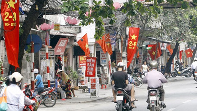 A street corner on the National Day. — Photo thanhnien.vn Read more at http://vietnamnews.vn/society/380072/three-days-off-to-celebrate-national-day.html#ut2CQVhwl5Z2GxXH.99