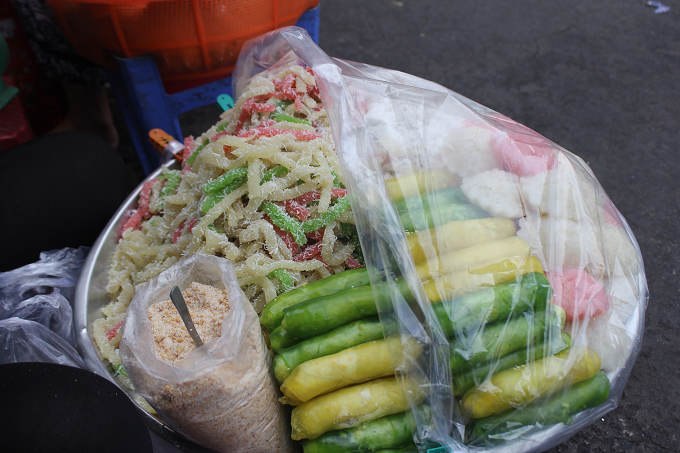 This rainbow tray is also easily spotted at the gate. It serves several kinds of traditional cakes such as the round, sweet, chewy sponge cake banh bo made from rice flour with cassava coated with coconut rind. You can get a full taste for just VND5,000.