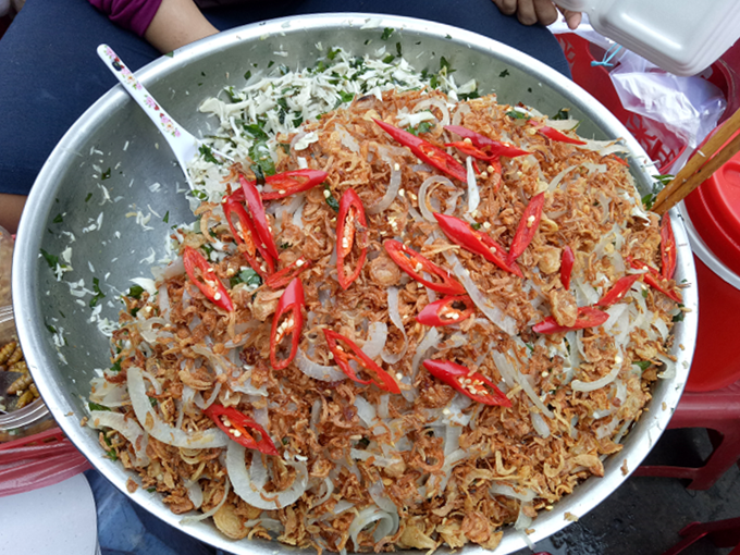 There are many stands serving this central region’s specialty at the market. It's a crunchy dish with fresh jackfruit mixed with pork skin, roasted peanuts, fried onions, aromatic leaves and chili. Each portion costs VND10,000-20,000.