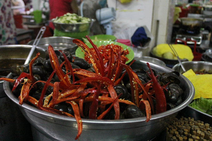 Steamed snails with lemongrass in coconut juice is among the top choices on the menu, and costs just VND30,000 a portion.