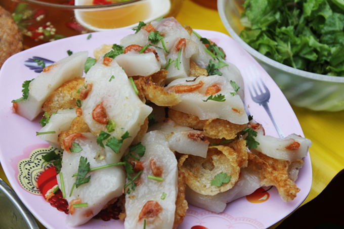 Banh ram it is an odd yet tasty combination of a stickiness and crunchiness. Each stand also serves steamed rice rolls with pork. Both taste best with extra fish sauce, and cost only VND20,000 a plate.