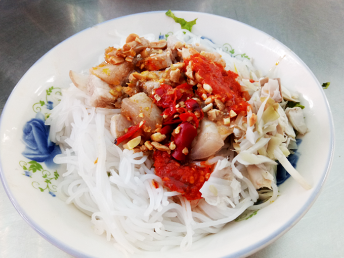 This carries the typical central Vietnamese taste: spicy. The broth is prepared with fermented fish sauce, and extra chili adds to the warming feeling in your belly. A bowl with roasted pork costs VND20,000.