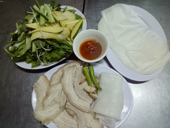 Con Market serves fresh spring rolls with pork, which is carefully cooked to soft perfection. Sliced pork is rolled in rice paper and fresh vegetables. Set aside VND30,000 for a taste.