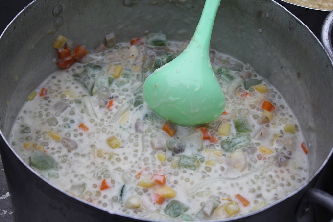 A sweet bowl costing VND5,000 actually has everything, just not banana. Enjoy taro, sweet potato, jelly cubes and cassava strips, all mixed together in coconut juice.