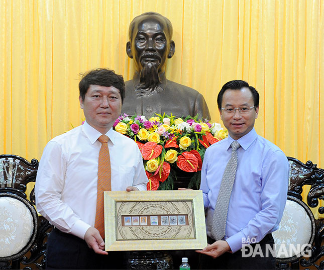 KAFF Chairman Choi (left) and Secretary Anh 
