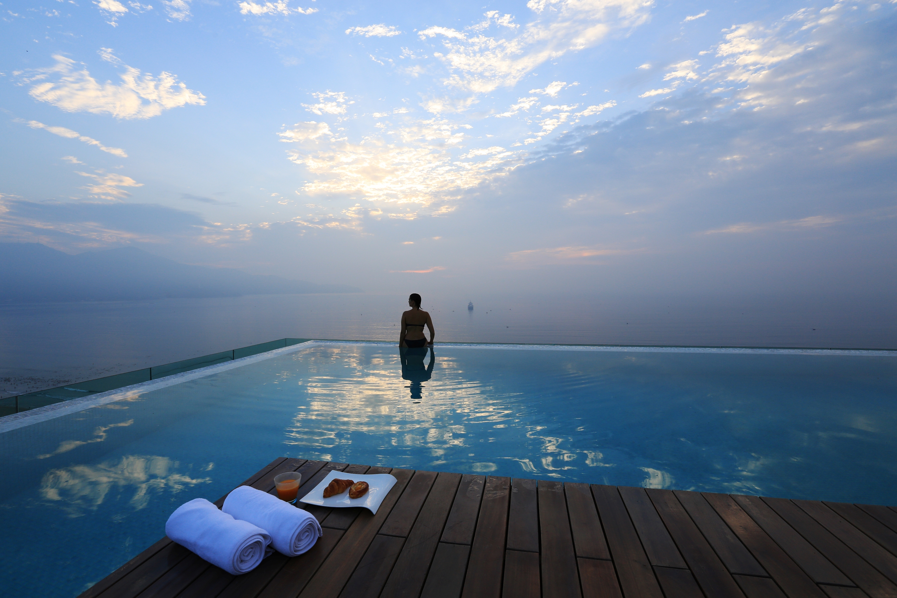 The rooftop infinity pool at the À La Carte 