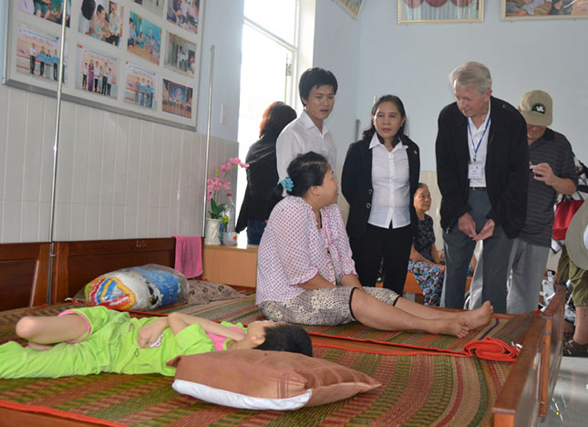  Representatives from a foreign organisation visiting AO victims 