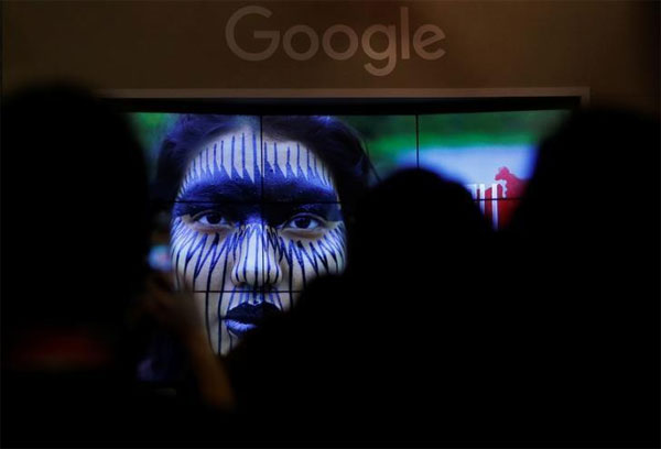 Brazilian indigenous people and representatives from google talk about the project 