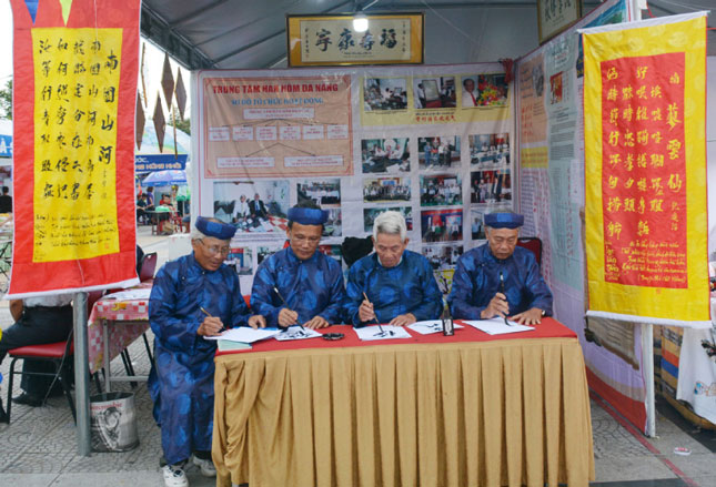 The stand of the Son Tra Han Nom Club at the Son Tra Book Week