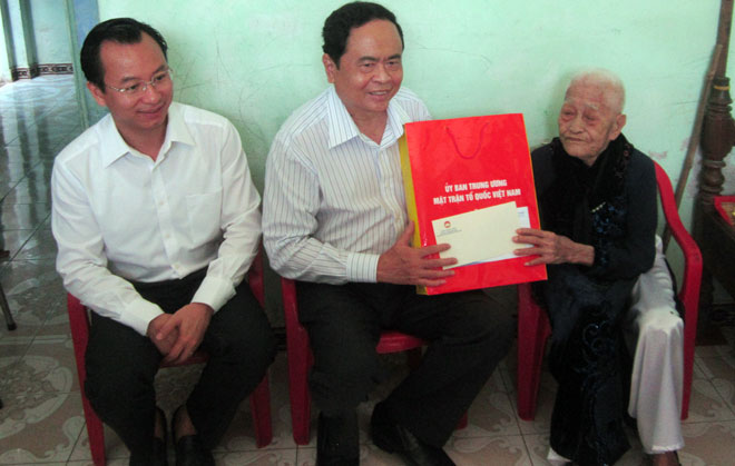 Secretary Anh (left) and Chairman Man (centre) presenting a gift to Mrs Be