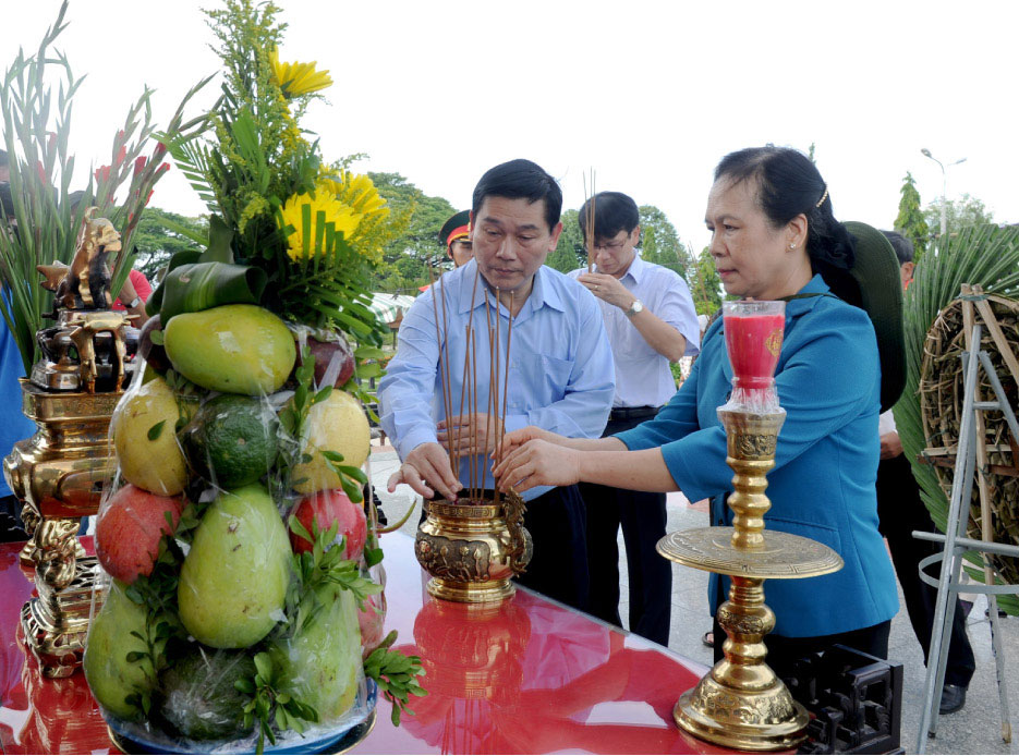 Phó Bí thư Thường trực Thành ủy, Trưởng đoàn đại biểu Quốc hội thành phố Hải Phòng Nguyễn Thị Nghĩa và Trưởng đoàn Đại biểu Quốc hội thành phố Đà Nẵng, Bí thư Quận ủy Thanh Khê Nguyễn Thanh Quang dâng hương tại nghĩa trang liệt sĩ Gò Cao.  				                       Ảnh: ĐẶNG NỞ