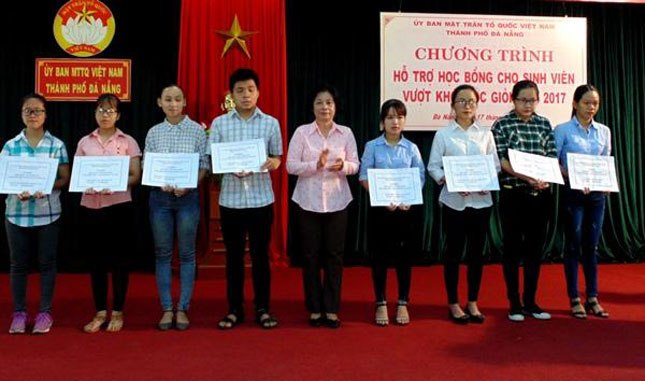 Chủ tịch Ủy ban MTTQ Việt Nam thành phố Đặng Thị Kim Liên trao học bổng cho sinh viên nghèo học giỏi.