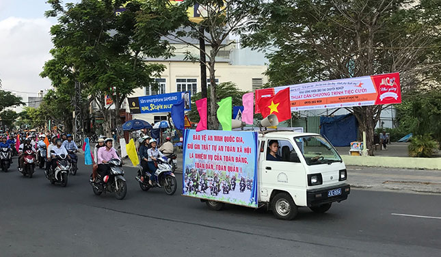 Mặt trận quận Hải Châu tuyên truyền cổ động trực quan chương trình “Thành phố 4 an” trên đường phố.