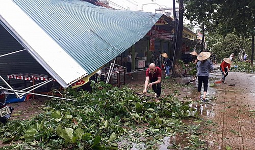 Roofs and tree branches are knocked down in Cua Lo Town, located in the north-central province of Nghe An on July 17, 2017. Tuoi Tre