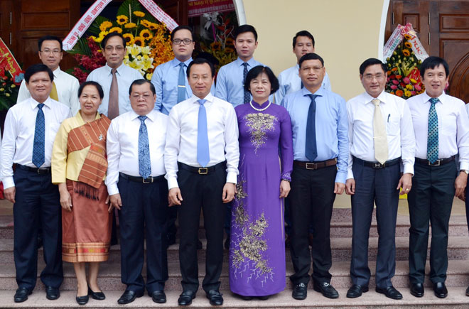 The city leaders and representatives from the Laotian Consulate General