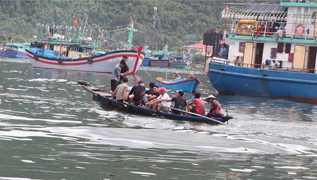 Một thuyền máy nhỏ chở 12 người không mặc áo phao trên vịnh Mân Quang.