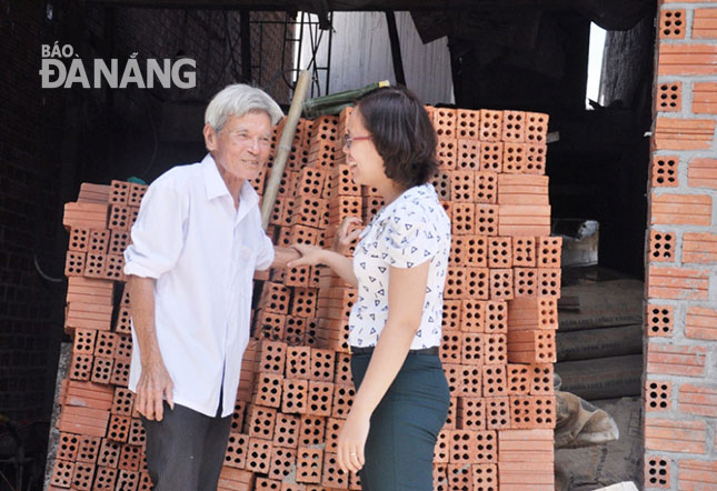 Ông Trần Văn Mười hào hứng khoe với cán bộ phường về tiến độ xây mới nhà ở của gia đình ông.