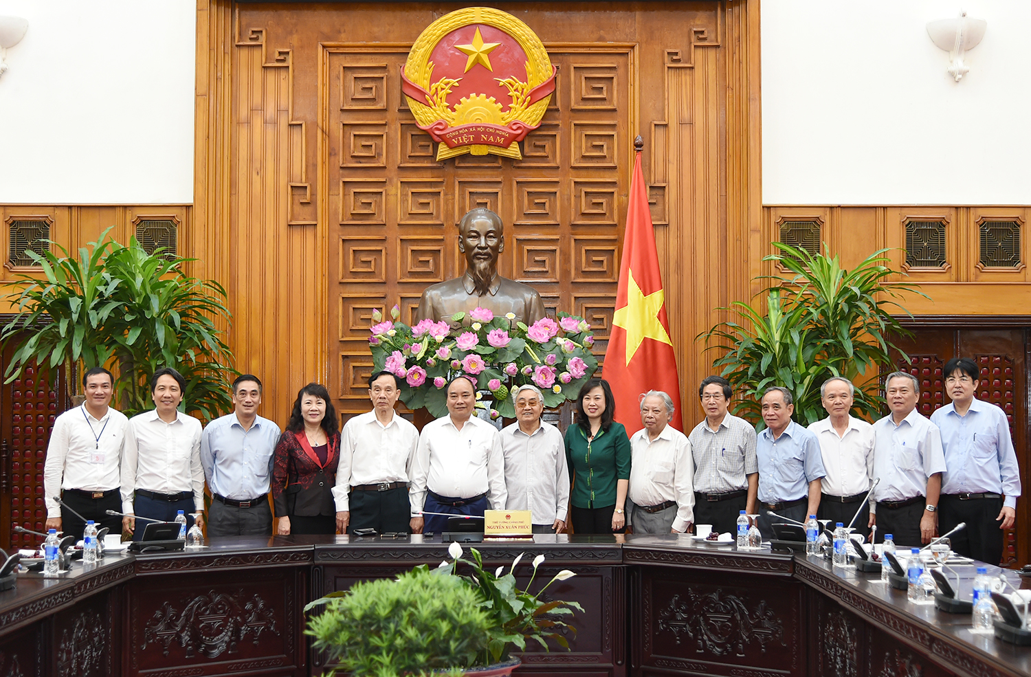 Thủ tướng Nguyễn Xuân Phúc và lãnh đạo Hội Cựu giáo chức Việt Nam, một số bộ ngành Trung ương. Ảnh: VGP
