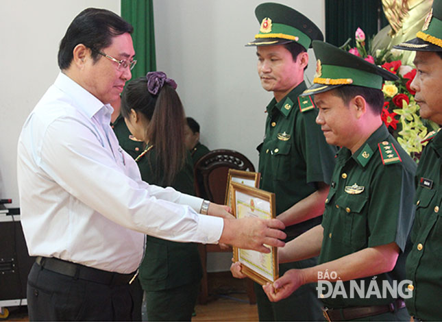 Chủ tịch UBND thành phố Huỳnh Đức Thơ tặng bằng khen cho các cá nhân, tập thể. Ảnh: N. PHÚ