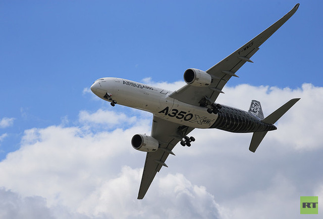 Máy bay dân dụng nổi tiếng Airbus A350 trình diễn trên bầu trời nước Nga. (Ảnh: RT)