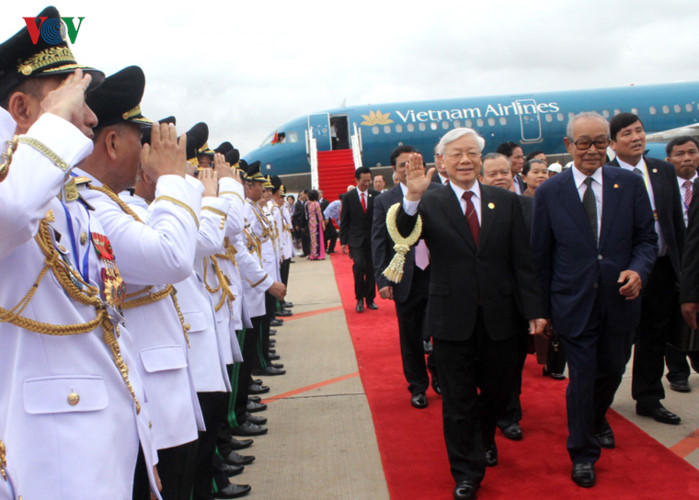 Đón Tổng Bí thư tại sân bay, về phía Việt Nam có Đại sứ Việt Nam tại Campuchia Thạch Dư, cán bộ Đại sứ quán và đông đảo đại diện cộng đồng và doanh nghiệp Việt Nam tại Campuchia.