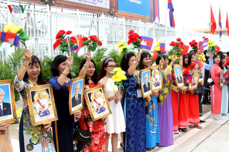 Sân bay Quốc tế Pochentong rực rỡ hoa và quốc kỳ Việt Nam và Campuchia. 