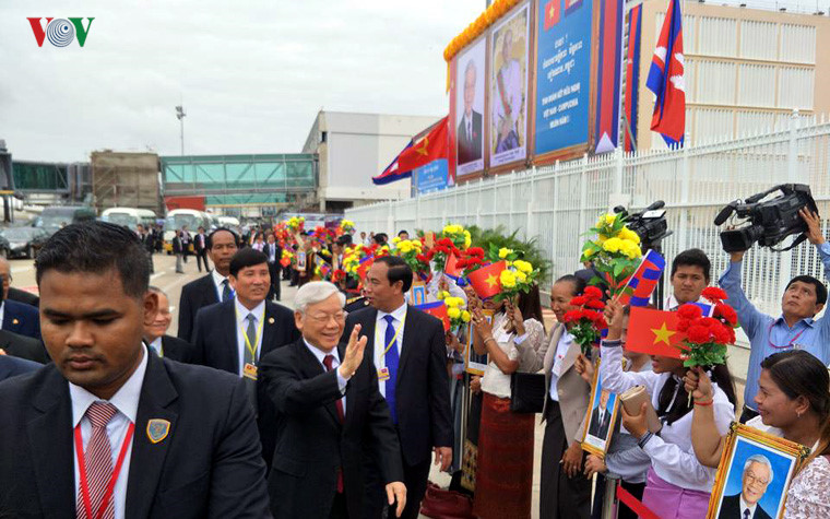 Hai tấm hình chân dung cỡ lớn Tổng Bí thư Nguyễn Phú Trọng và Quốc vương Norodom Sihamoni được treo trang trọng tại sân bay.