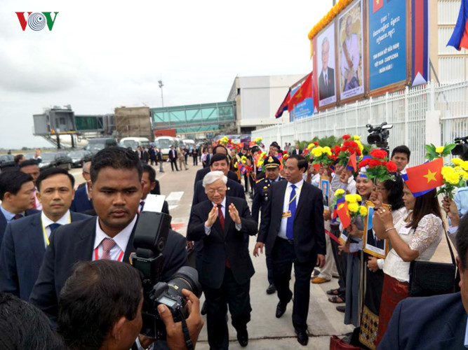 Tổng Bí thư thân mật bắt tay, vẫy chào, các tầng lớp nhân dân Campuchia, kiều bào