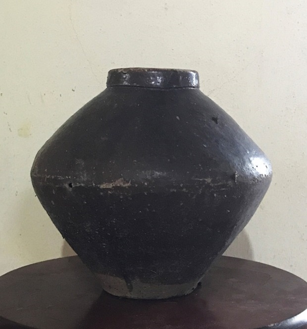 A rice jar for revolutionary cadres