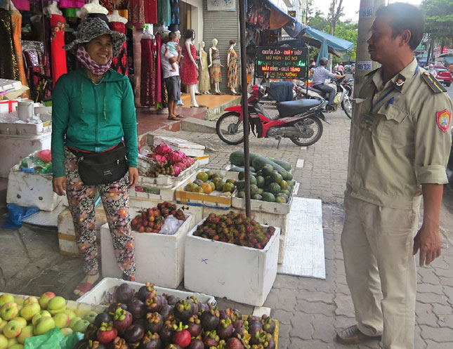 Một số hộ chấp hành buôn bán đúng quy định giúp tuyến đường Võ Văn Tần dần đi vào nền nếp.