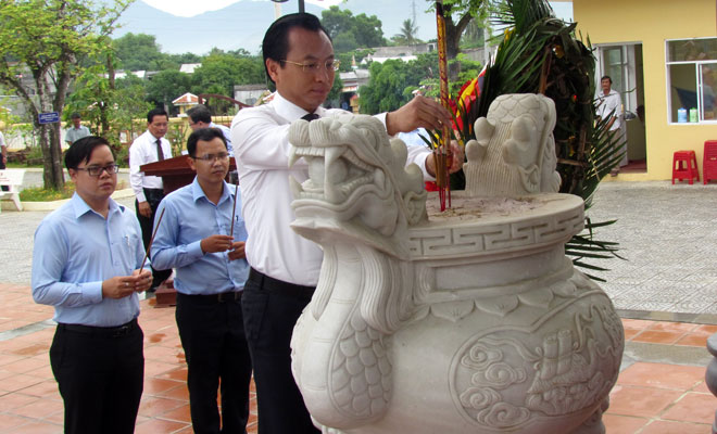  Secretary Anh offering incense at the historical relic site B1 Hong Phuoc